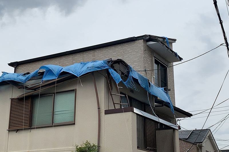 台風のあとに屋根瓦が剥がれた・雨漏りが気になるときの正しい対処法