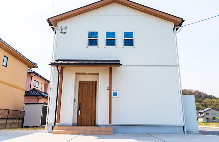 【専門家が解説】築年数が気になる方へ。屋根工事・屋根塗装・雨漏り防水工事の必要性と失敗しない業者選び