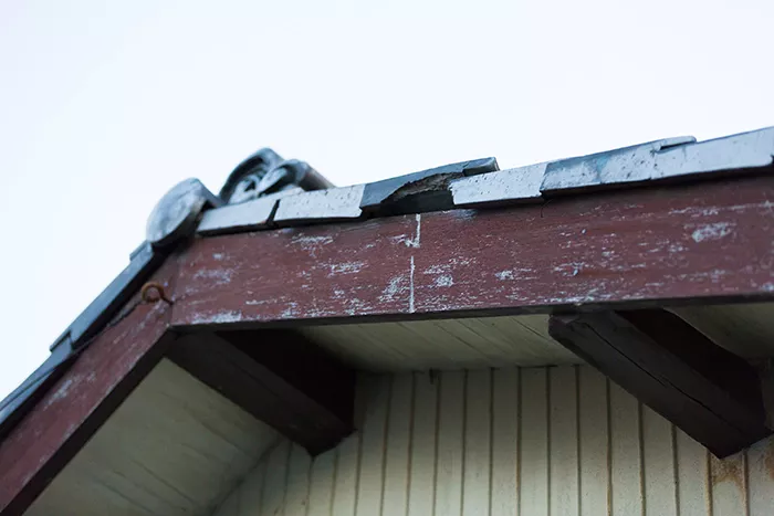 屋根瓦の割れ
